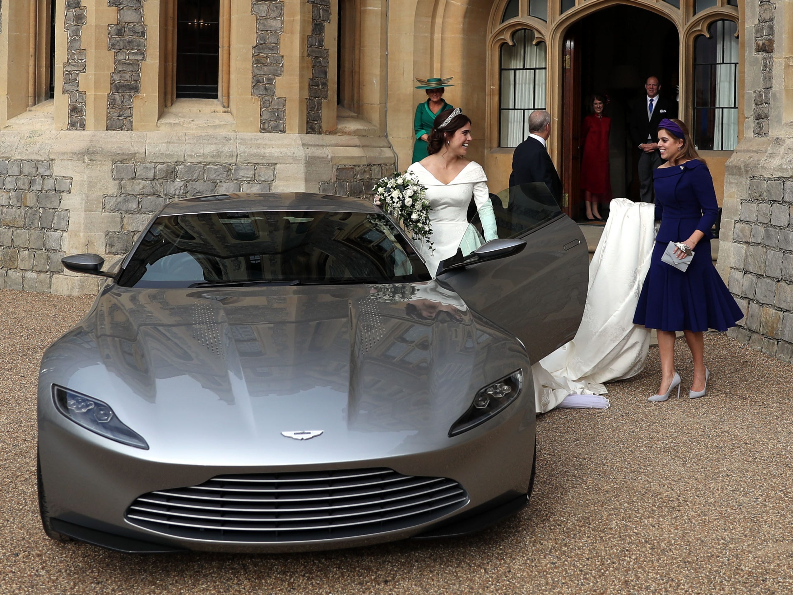 Prinzessin Beatrice hält das Hochzeitskleid von Prinzessin Eugenie, als sie an ihrem Hochzeitstag im Jahr 2018 in ein Auto steigt.