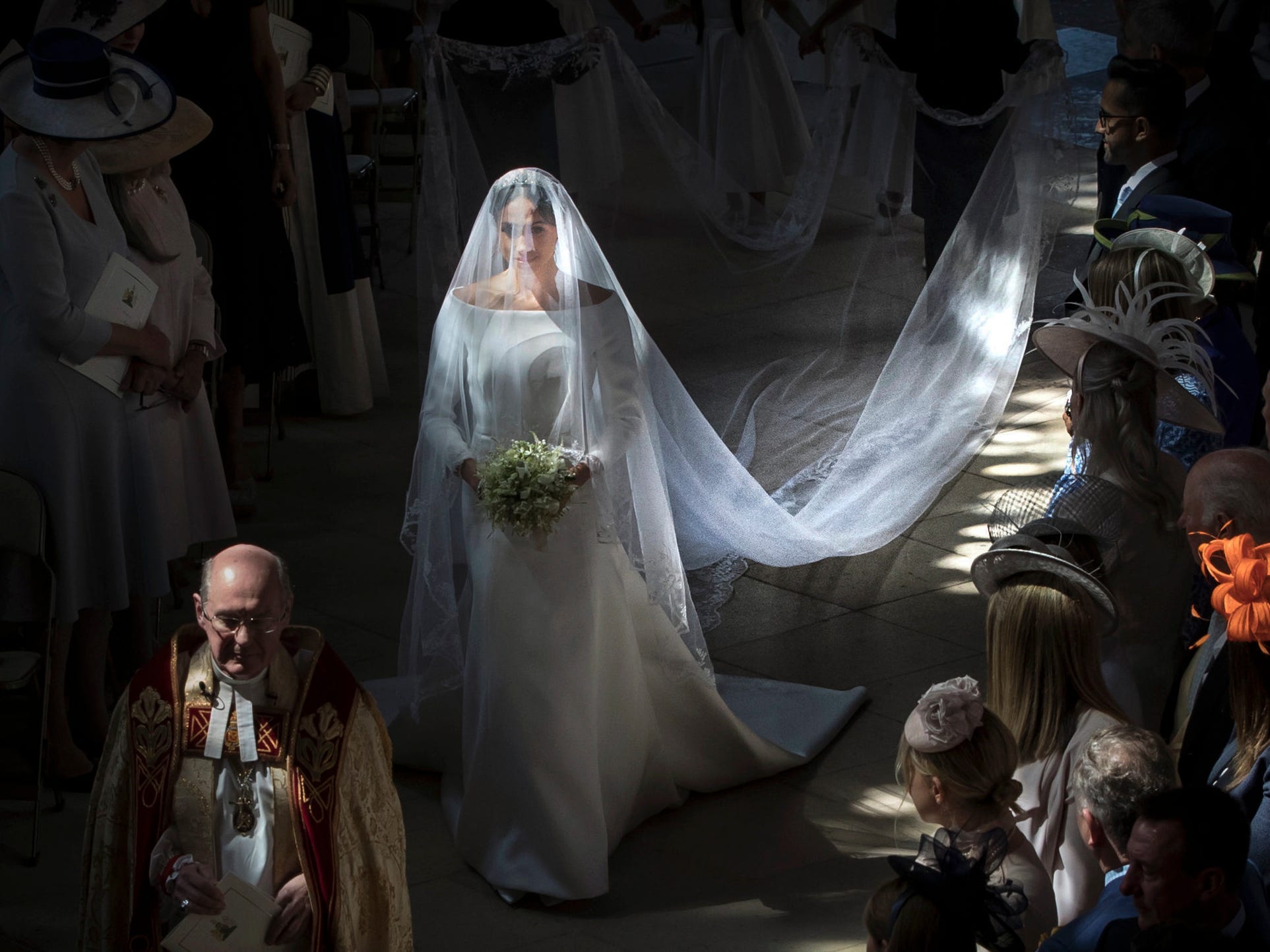 Meghan Markle geht bei ihrer Hochzeit ohne Begleitung den Gang entlang.