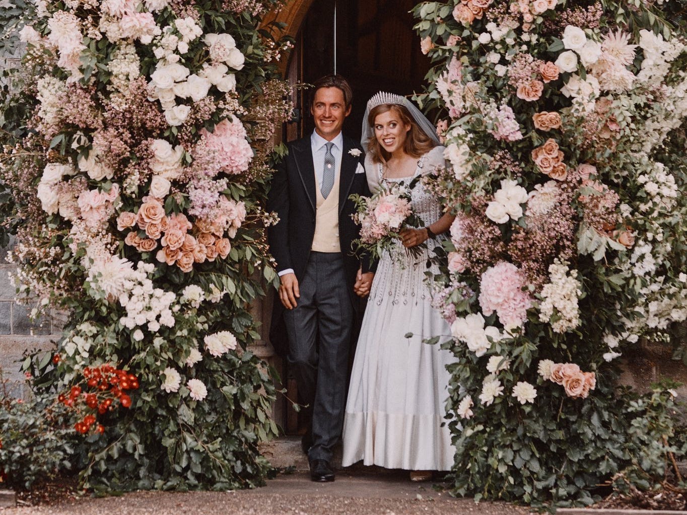 Prinzessin Beatrice und Edoardo Mapelli Mozzi stehen nach ihrer Hochzeitszeremonie im Jahr 2020 unter einem floralen Torbogen.