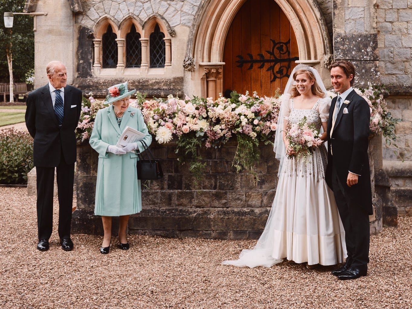 Prinzessin Beatrice und Edoardo Mapelli Mozzi stehen mit Königin Elizabeth und Prinz Philip auf einem sozial distanzierten Hochzeitsfoto.