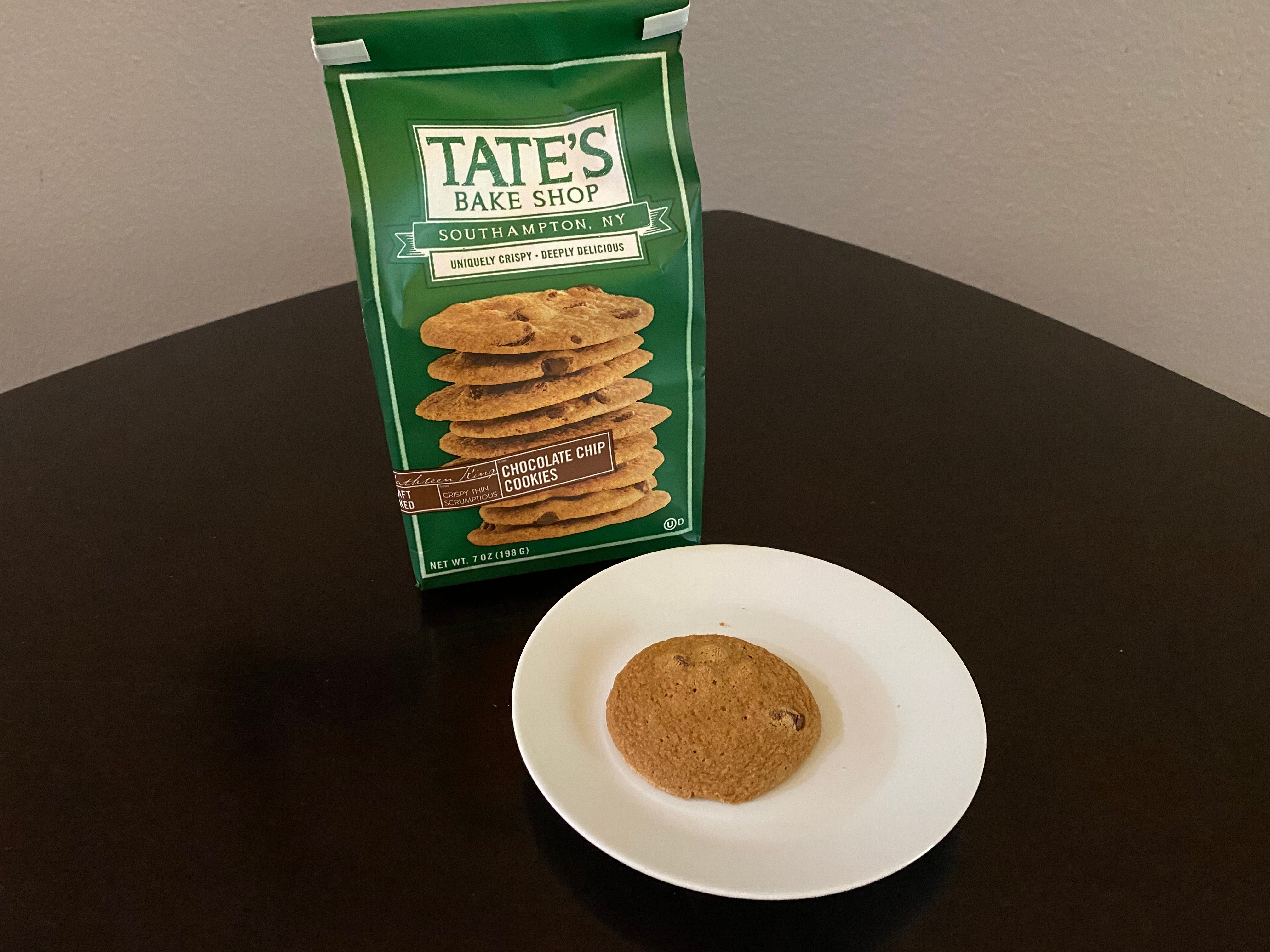 Packung Tates Chocolaue Chip Cookies mit Cookie auf einem Teller davor
