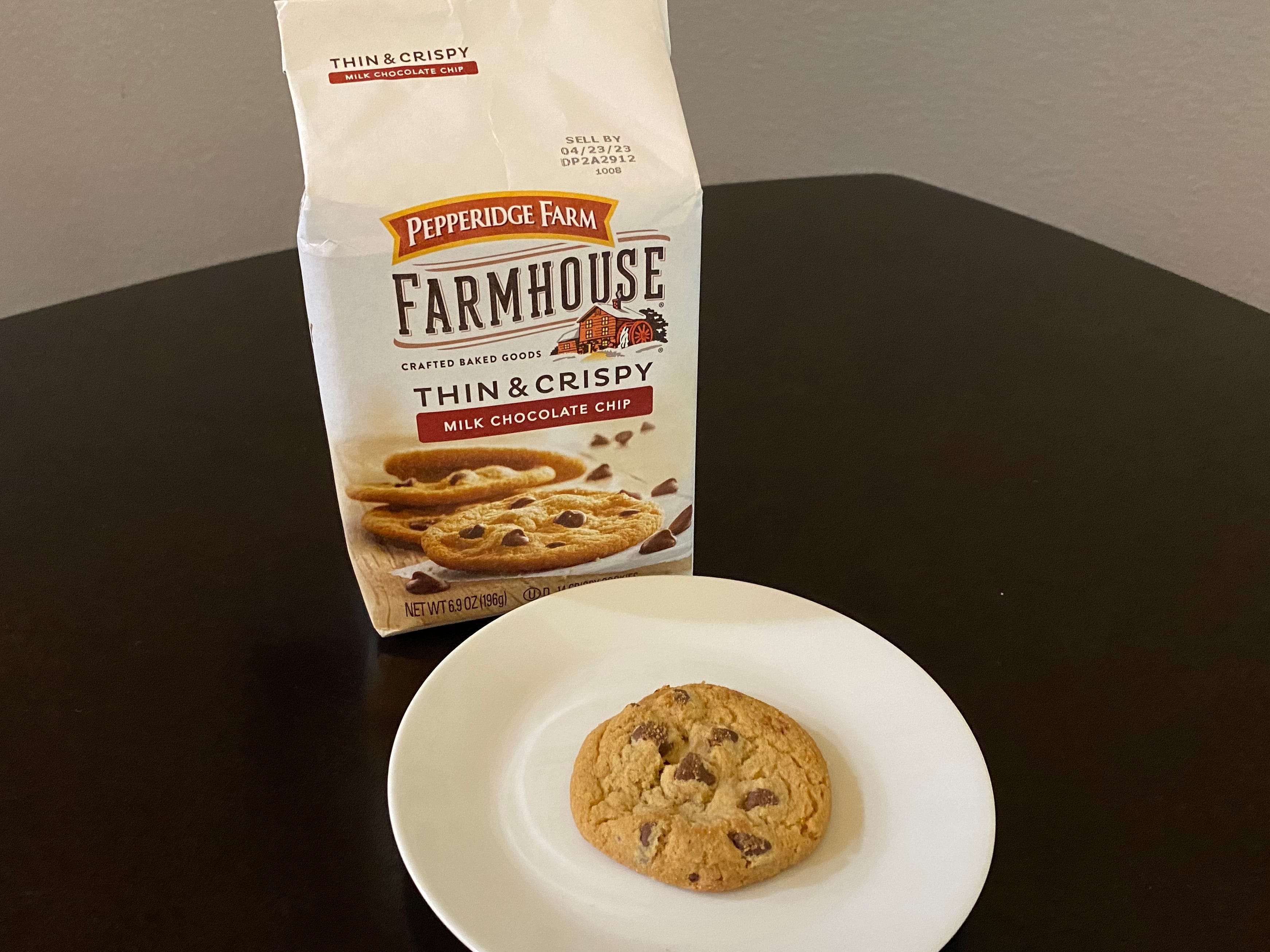 Paket von Pepperidge Farms Cookies mit Cookie auf dem Teller vorne