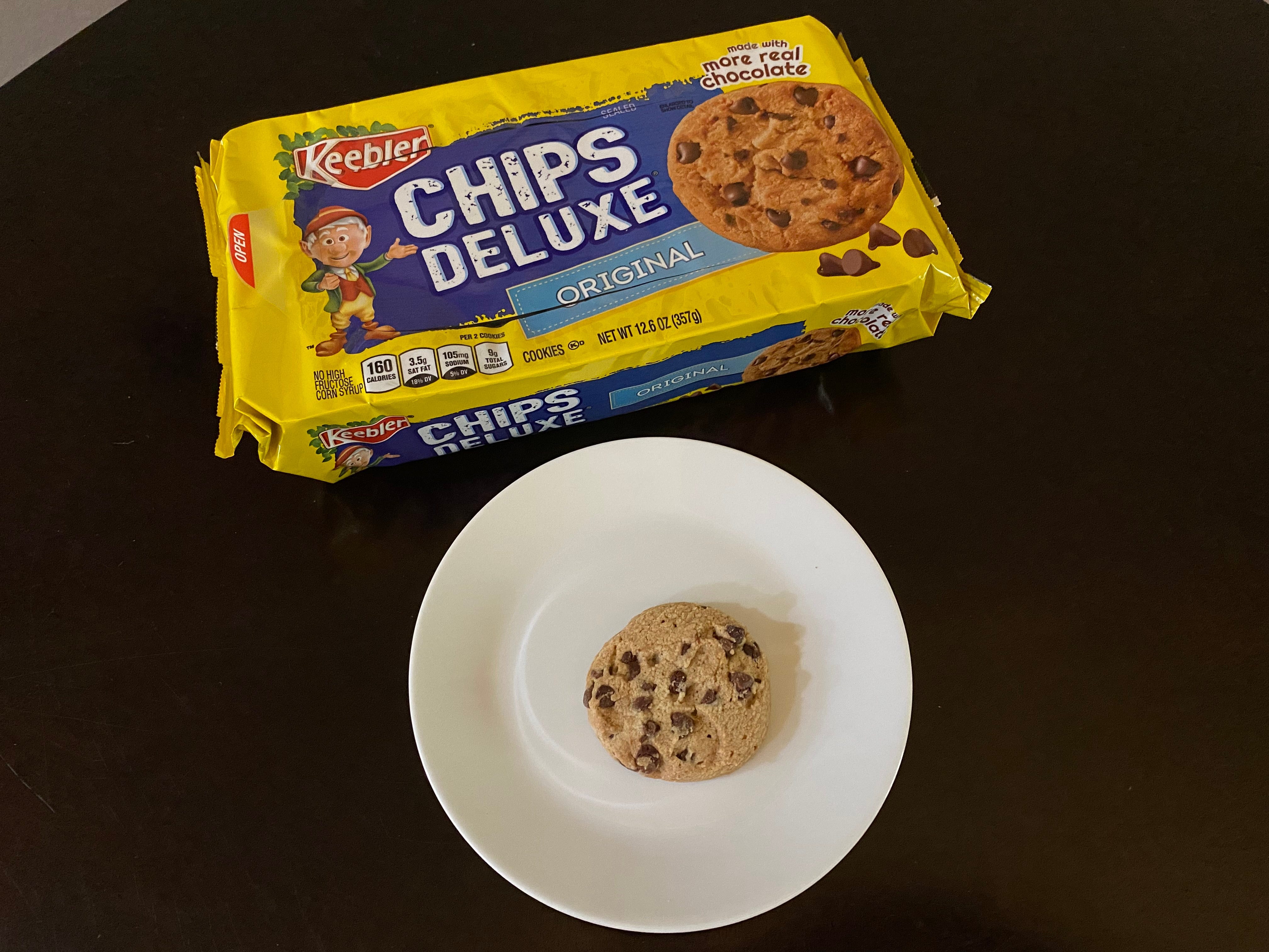 Packung Keebler Chocolate Chip Cookies mit Cookie auf Teller vorne