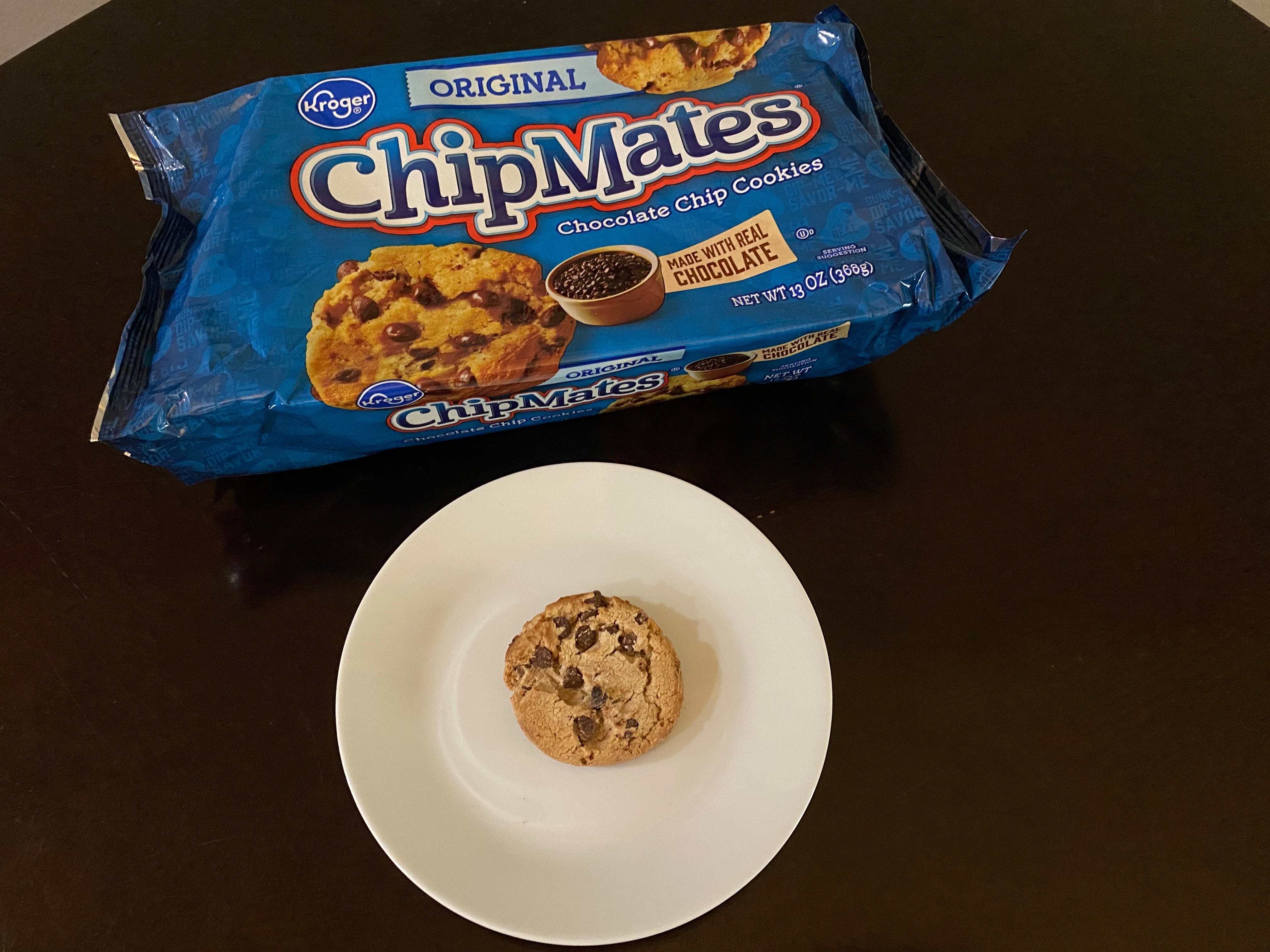 Kroger Chocolate Chip Cookies auf einer Theke mit Cookie auf dem Teller davor