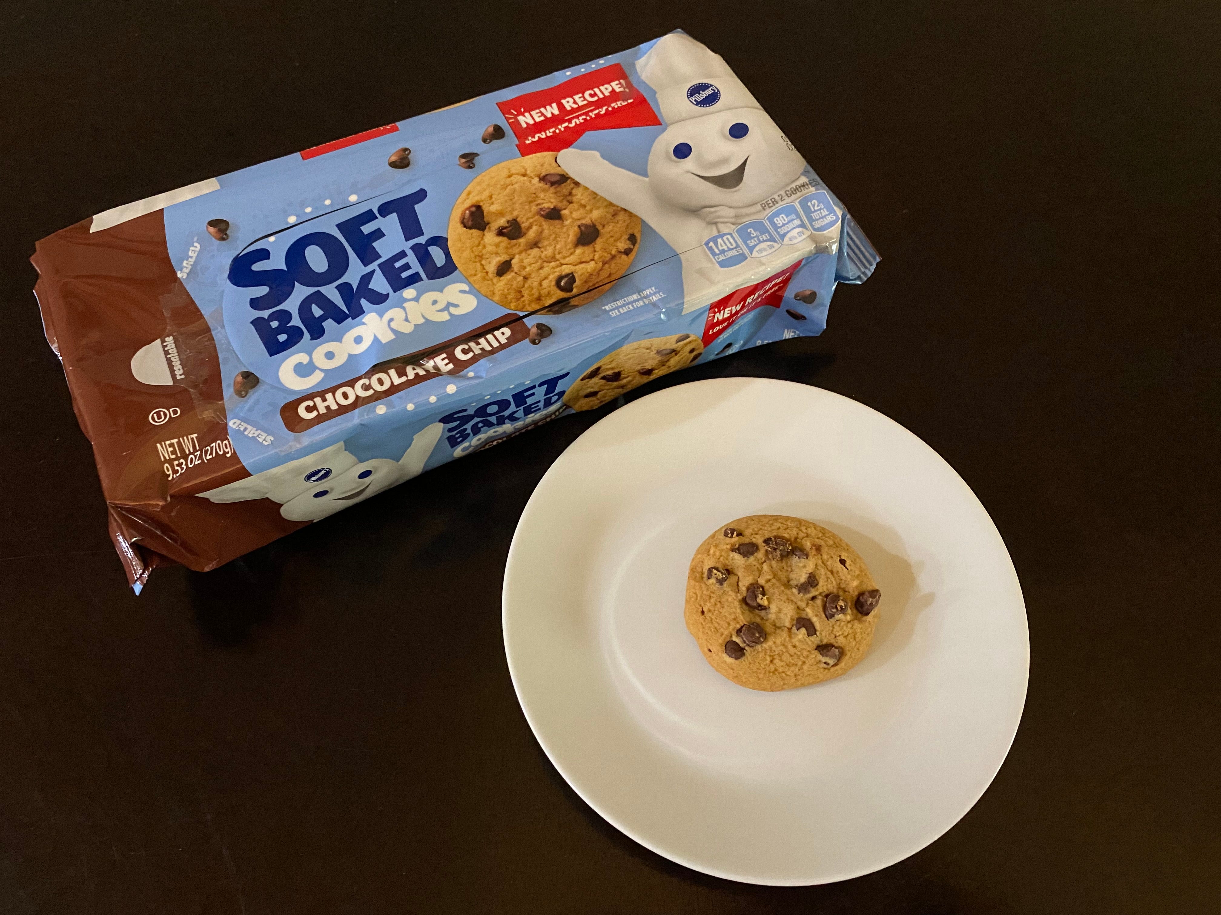 Paket von Pillsbury Chocolate Chip Cookies mit Cookie auf dem Teller vorne