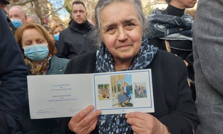 Maria Koulouri im Alter von 71 Jahren mit einer Weihnachtskarte der ehemaligen Royals.