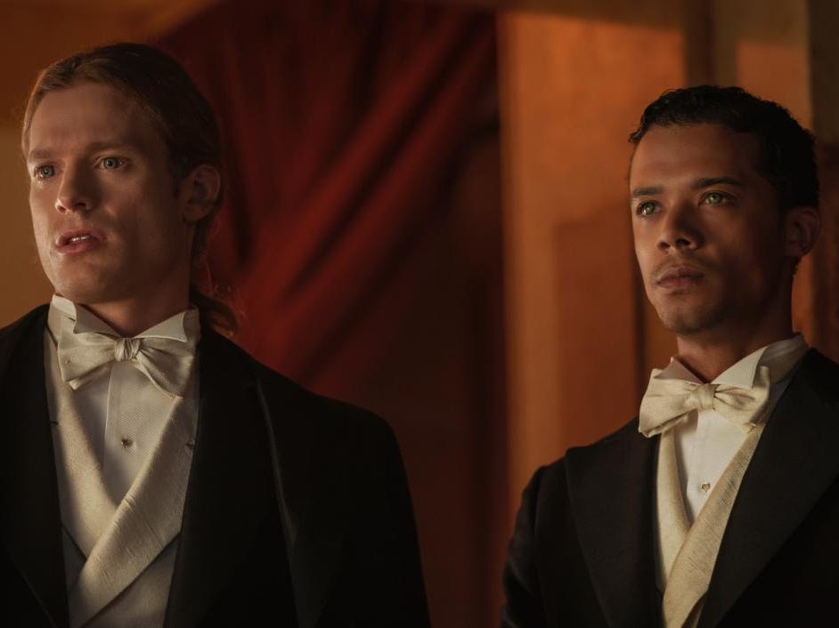 Sam Reid und Jacob Anderson trugen in einer Szene aus „Interview with the Vampire“ auf AMC formelle Kleidung.