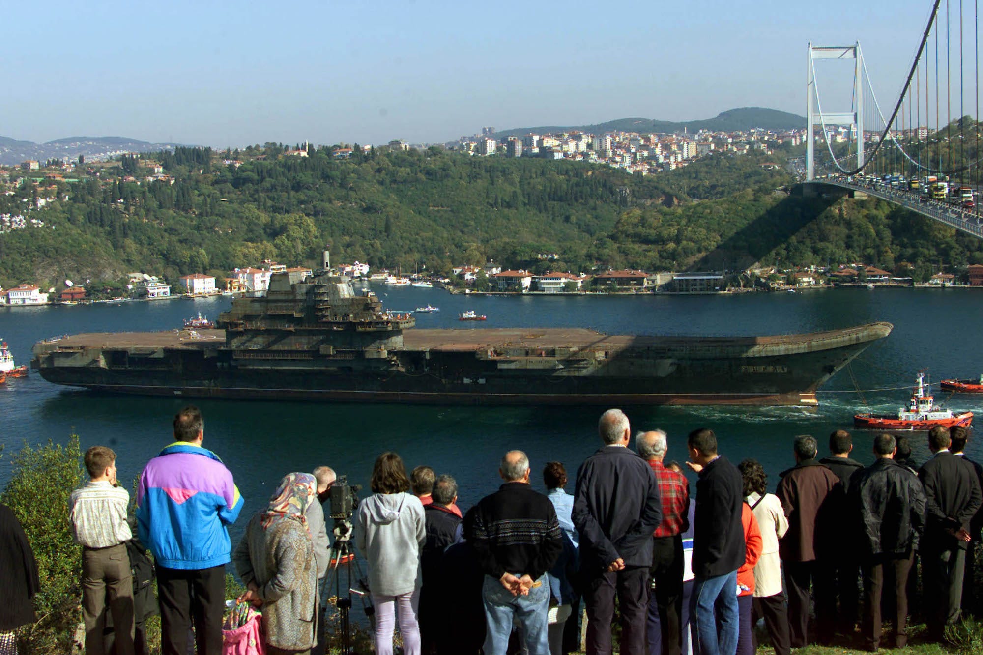 Der chinesische Flugzeugträger Liaoning wird durch den Bosporus geschleppt