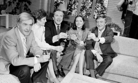 Die berühmten fünf … Robert Kee, Angela Rippon, David Frost, Anna Ford und Michael Parkinson in den TV-Am-Studios im Jahr 1983.