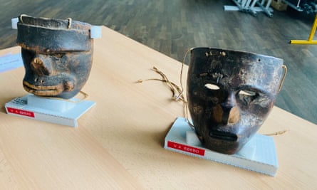 Zwei Holzmasken aus dem 15. Jahrhundert, die von den Kogi in den Bergen der Sierra Nevada de Santa Marta im Norden Kolumbiens hergestellt wurden.