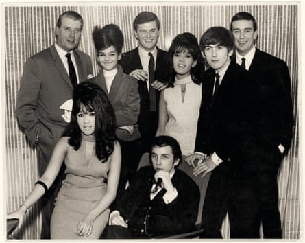 Tony King (stehend, dritter von links) mit den Ronettes, Phil Spector (sitzend) und George Harrison im Jahr 1964