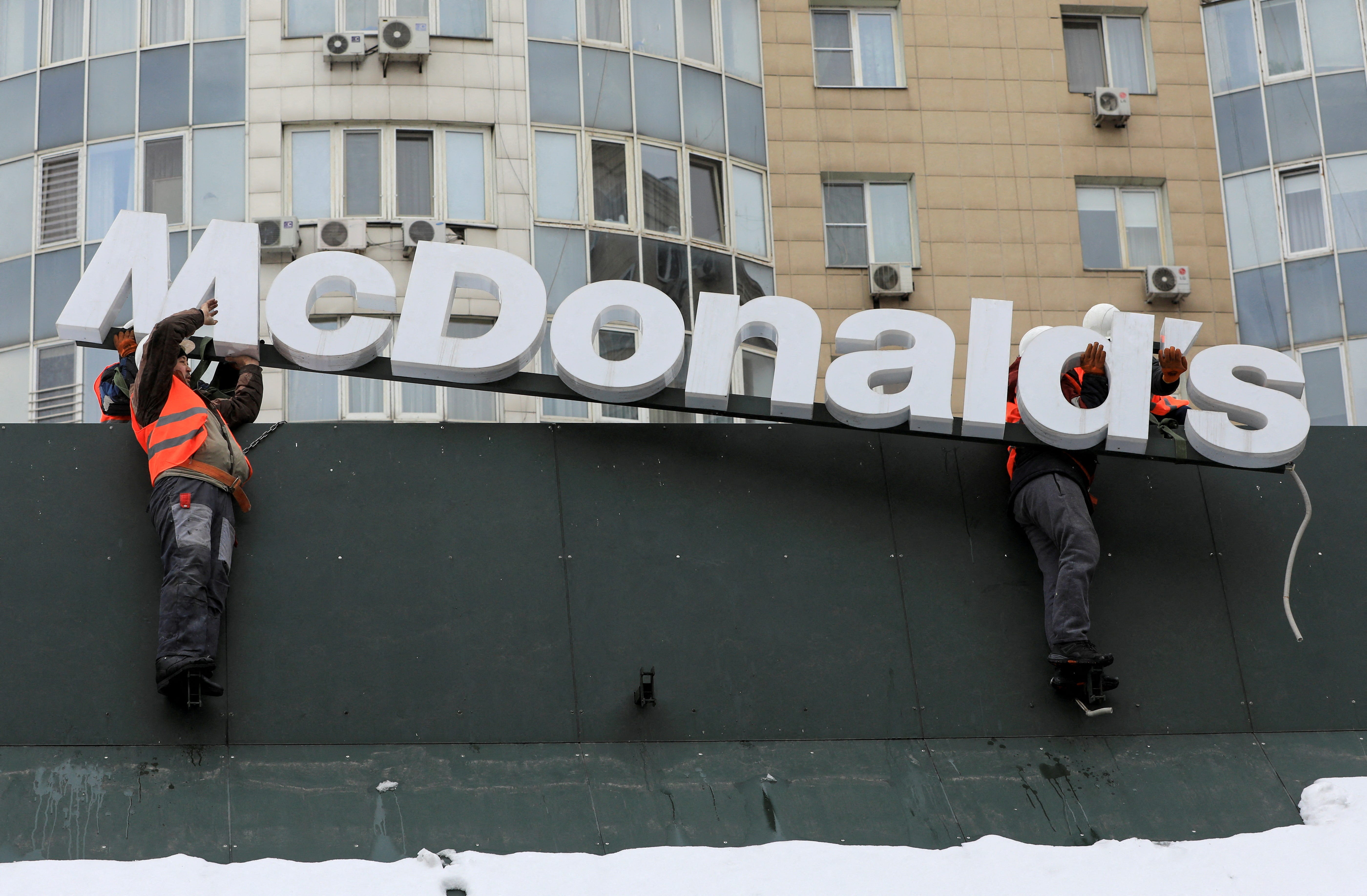 Arbeiter entfernen die Logo-Schilder von einem Restaurant von McDonald's in Almaty, Kasachstan, 6. Januar 2023.
