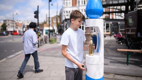 Ein Junge füllt am Montag in London eine Wasserflasche, während die Temperaturen steigen. 