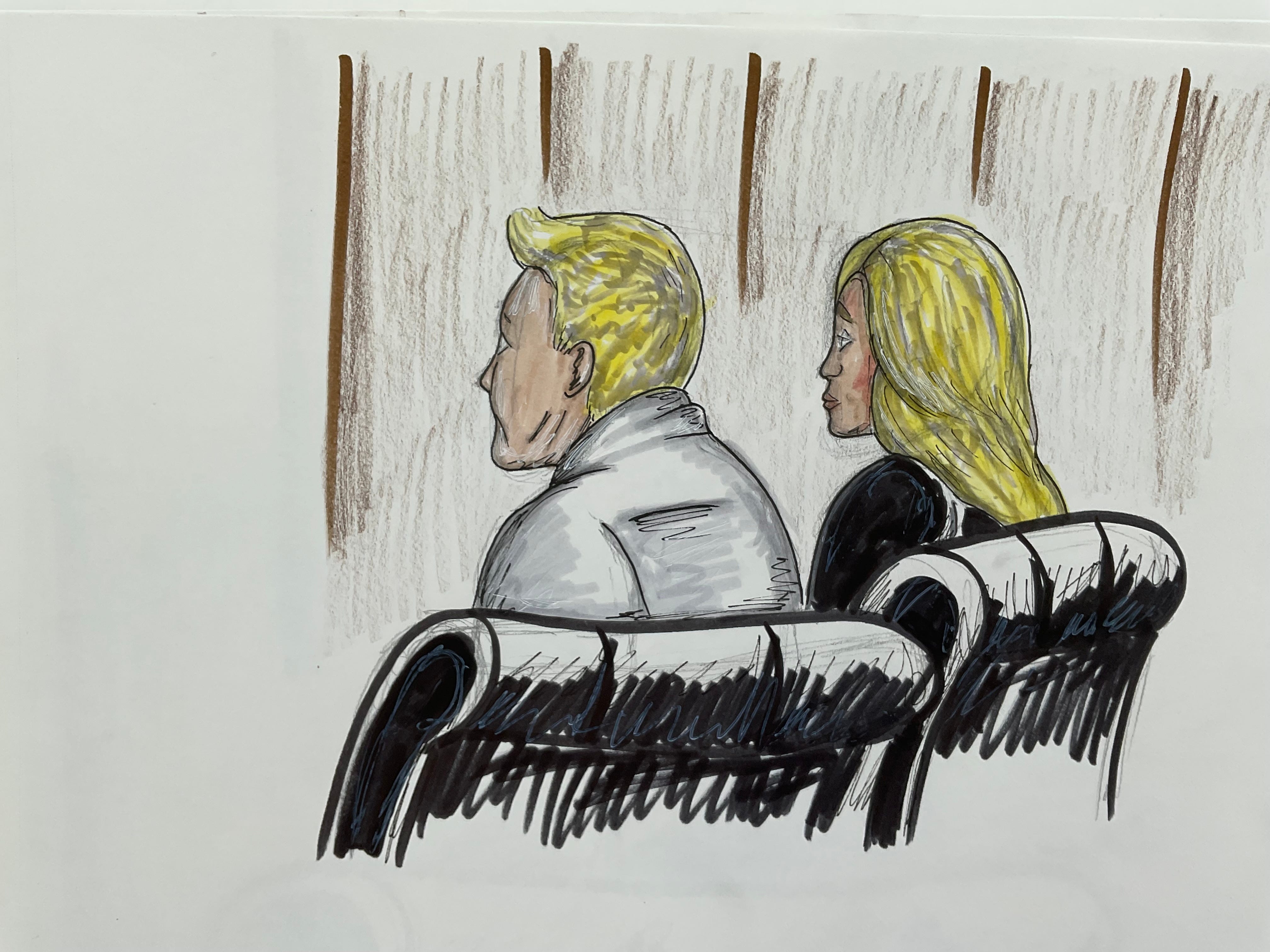 Eine Gerichtsskizze zeigt, wie Todd und Julie Chrisley vor Gericht lauschen, während ihr Buchhalter verurteilt wird