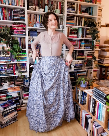Rosie Talbot in ihrem Haus, umgeben von Büchern.