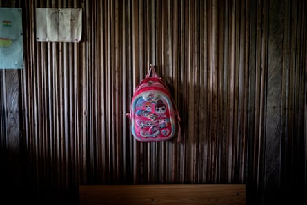 Ein rosa Kinderrucksack hängt an einem Haken an der Wand