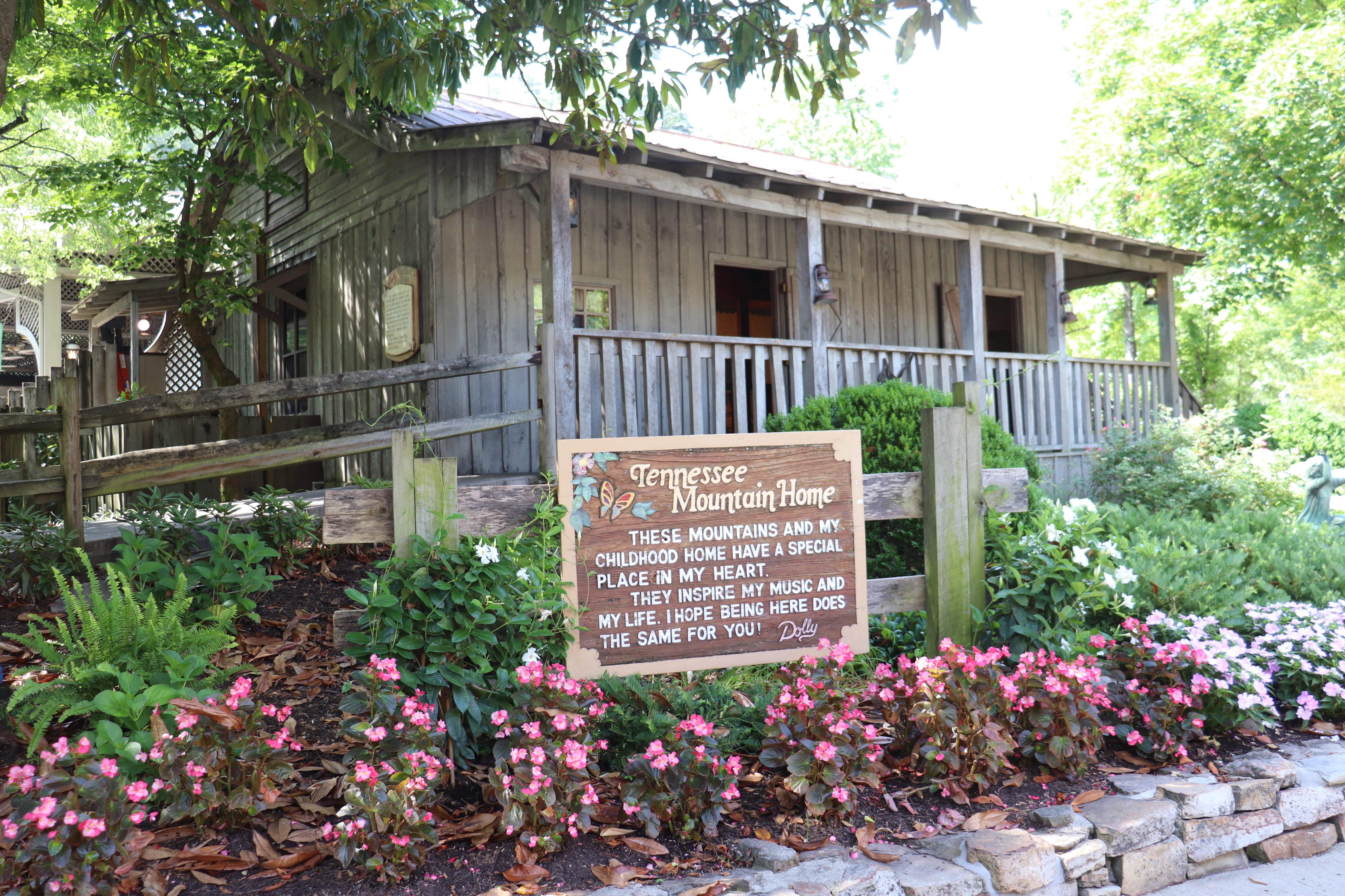 Eine Nachbildung von Dolly Partons Kindheitshaus in Blockhütte in Dollywood.