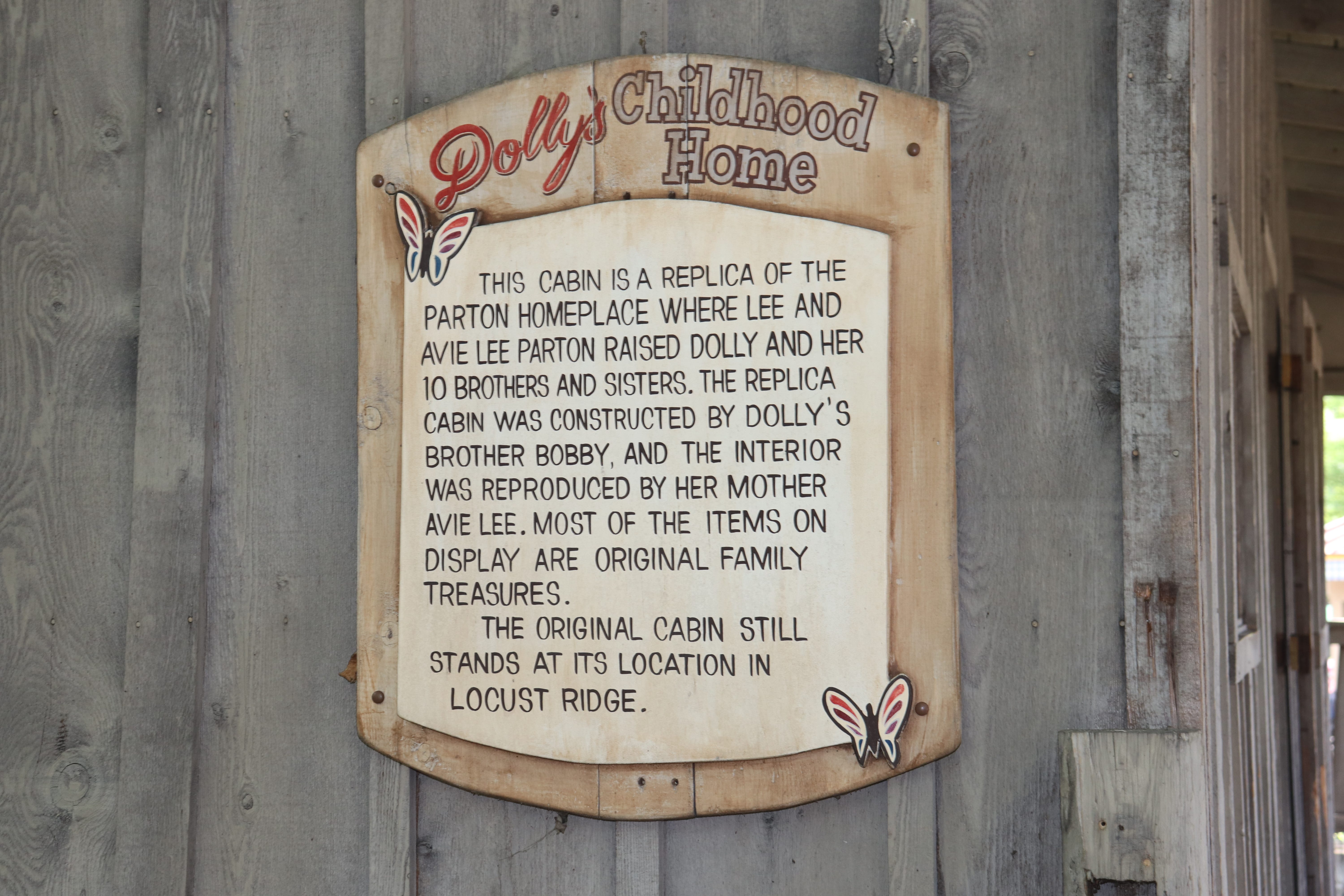 Ein Schild vor Dolly Partons Elternhaus in Dollywood.