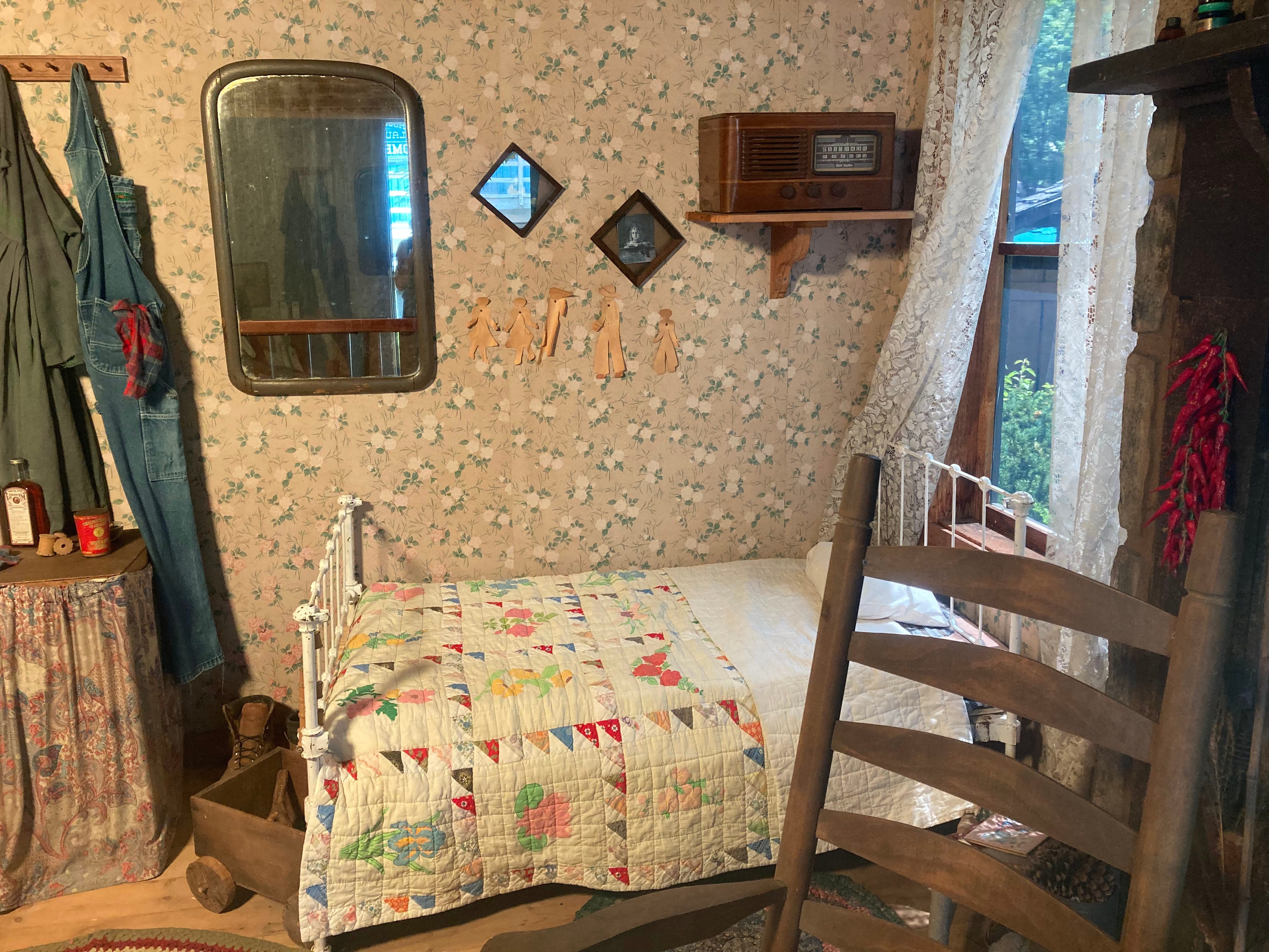 Ein Schlafzimmer in einer Nachbildung von Dolly Partons Elternhaus in Dollywood.