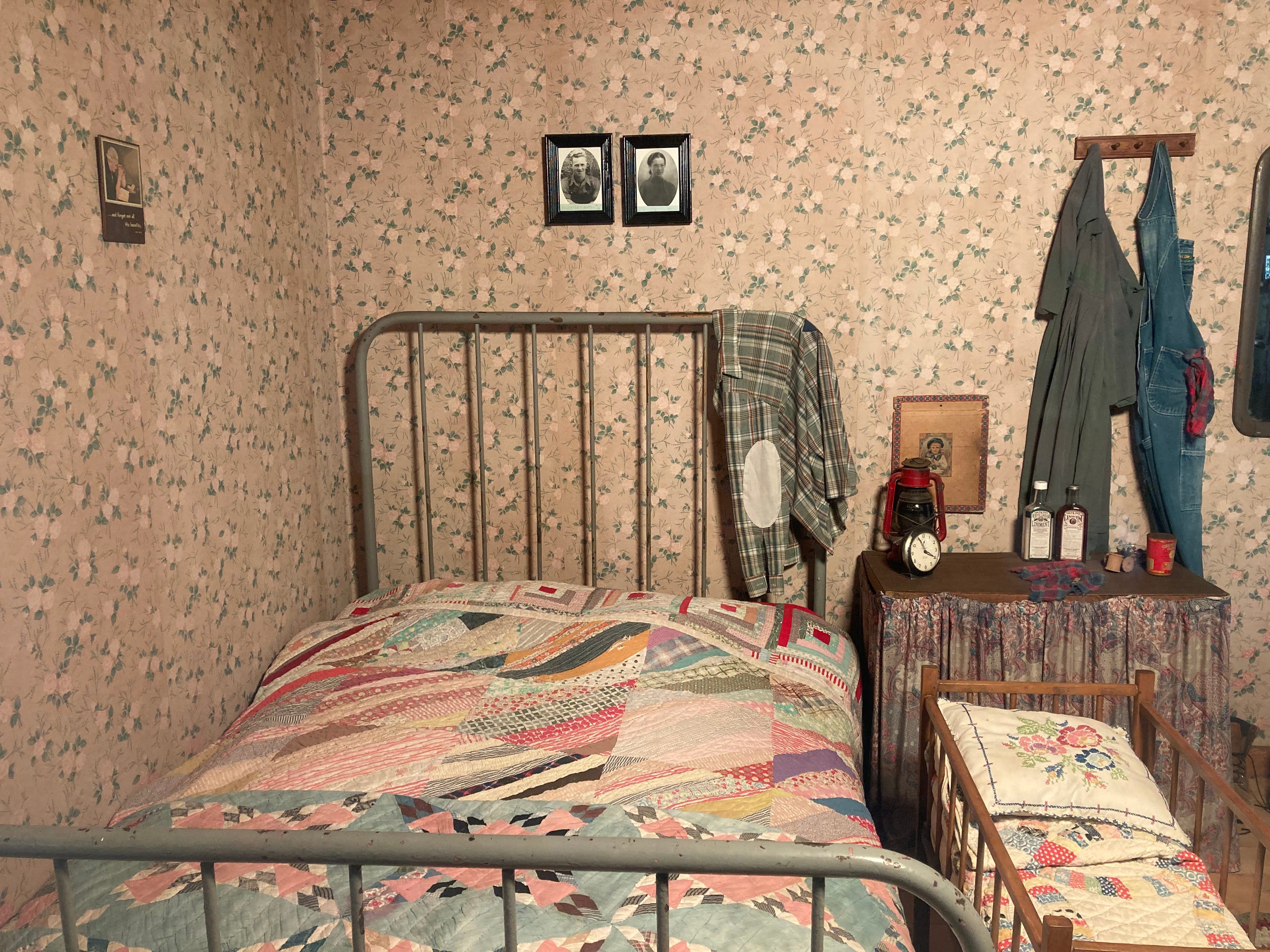 Ein Schlafbereich in einer Nachbildung von Dolly Partons Elternhaus in Dollywood.
