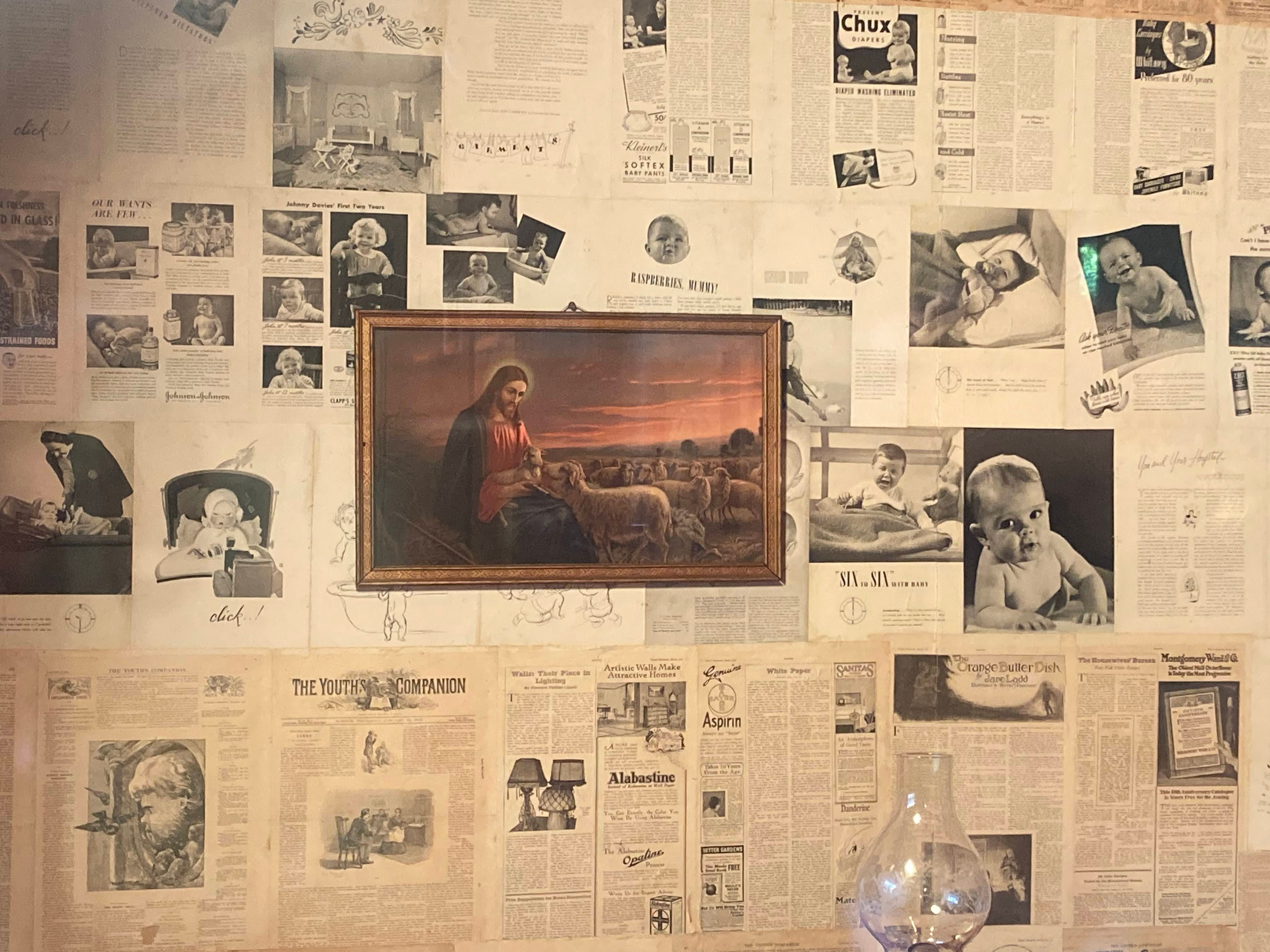 Ein Foto von Jesus an der Wand in einer Nachbildung von Dolly Partons Elternhaus in Dollywood.