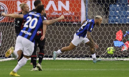 Federico Dimarco von Internazionale jubelt, nachdem er das Tor gegen Milan eröffnet hat