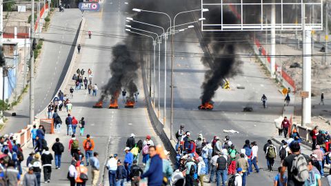 Demonstranten sind am Donnerstag in der peruanischen Stadt Arequipa zu sehen.
