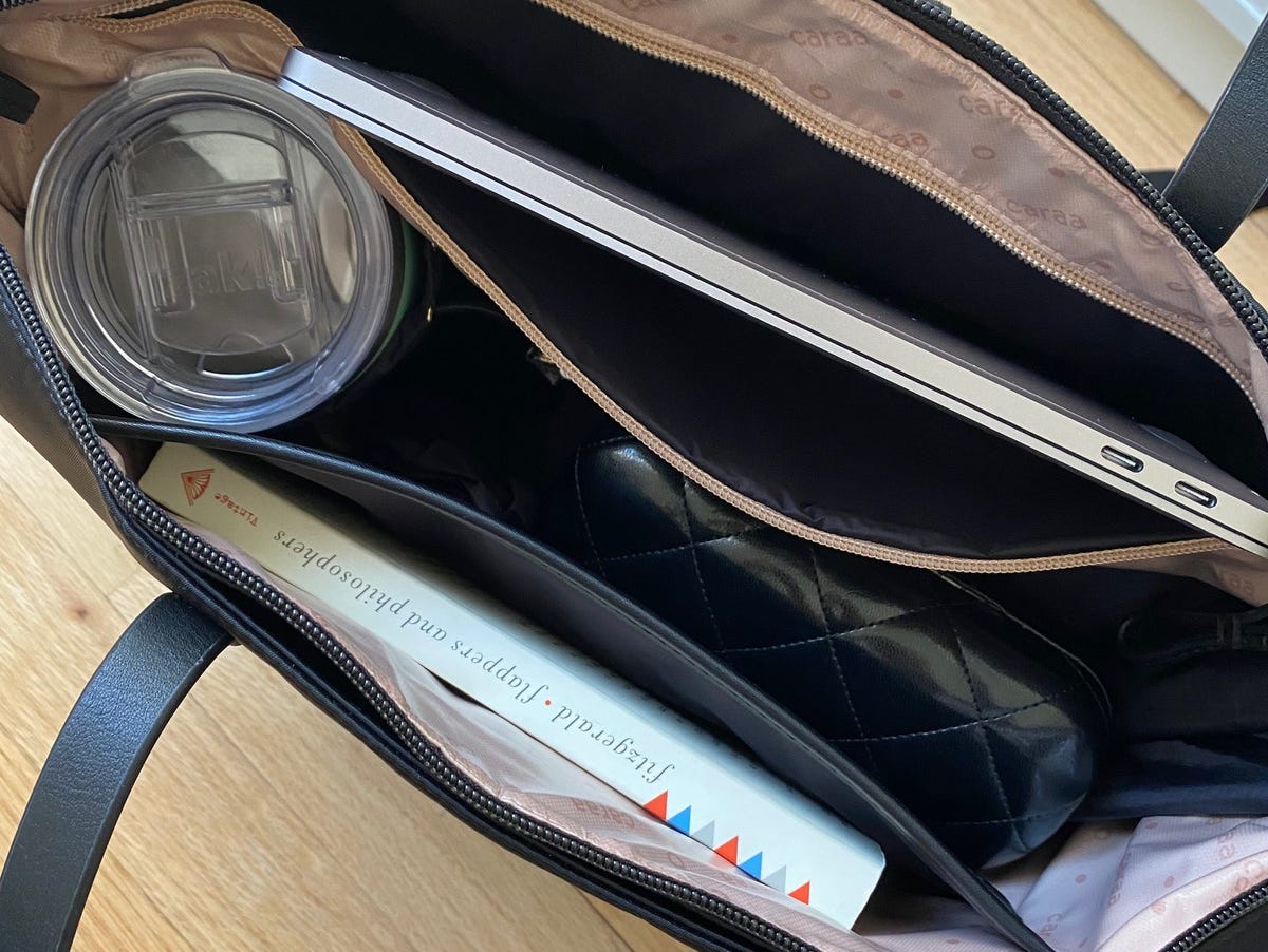 Das Innere der Caraa Convertible Work Bag mit Laptop, Buch, Brillenetui und Trinkglas