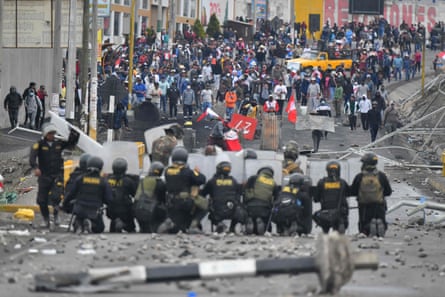 Demonstranten sind am Donnerstag an der Añashuayco-Brücke in Arequipa mit der Bereitschaftspolizei zusammengestoßen.
