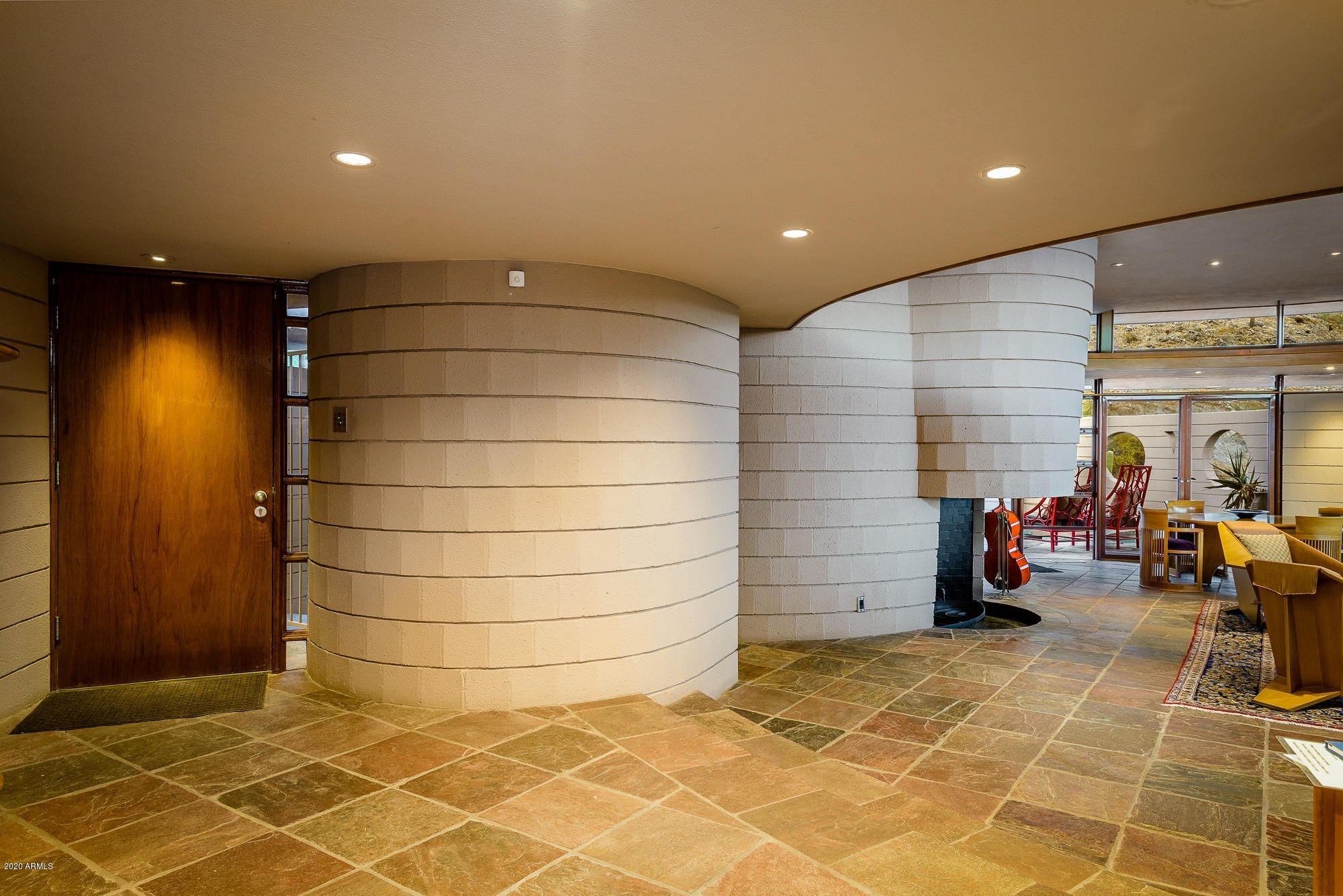 Der Haupteingang zum Circle Sun House ist mit Nischenbeleuchtung und Frank Lloyd Wrights „Compress and Release“-Technik ausgestattet
