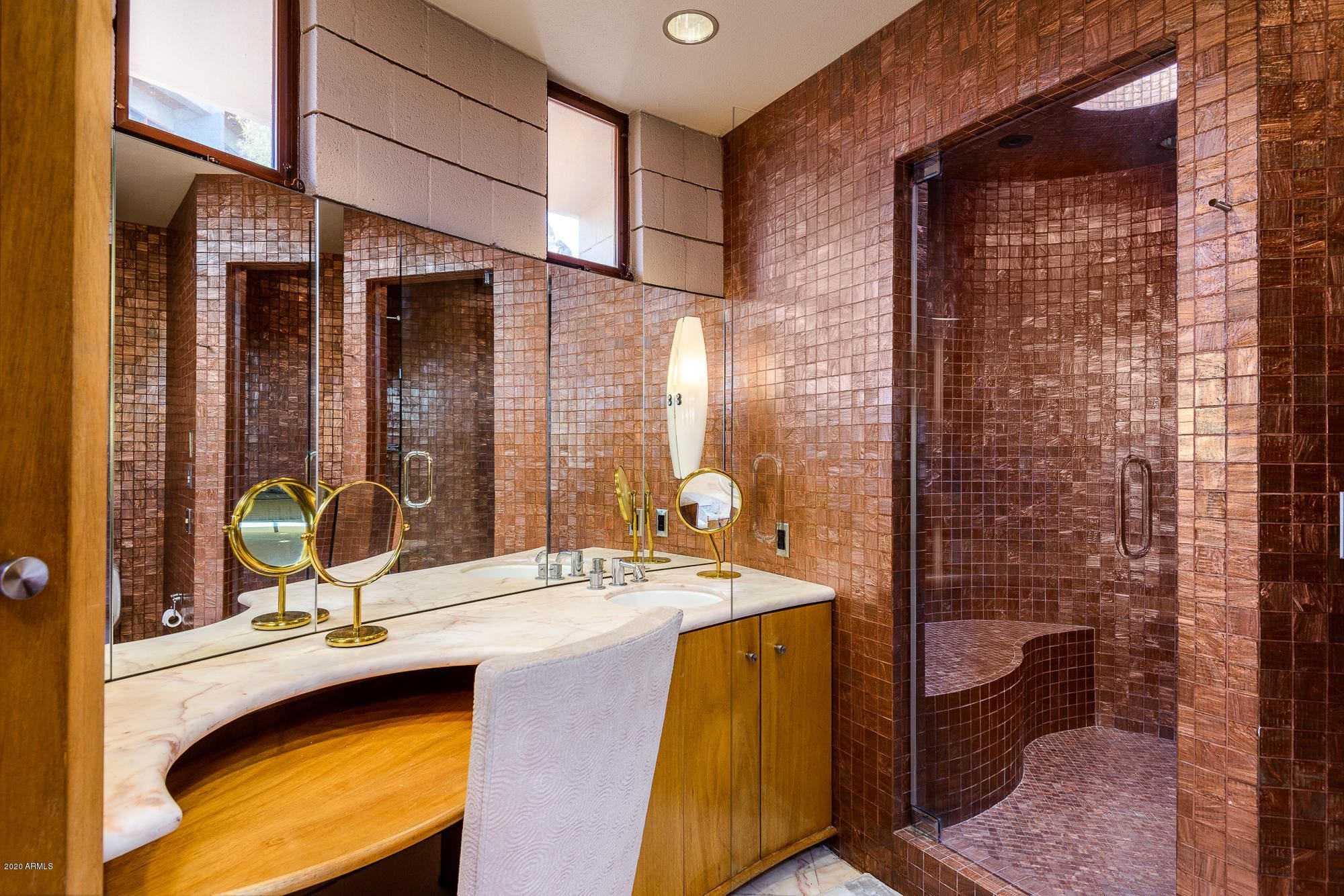 Die Badezimmer im Circle Sun House sind ebenfalls mit Fliesen ausgestattet, die zur Wüstenumgebung passen