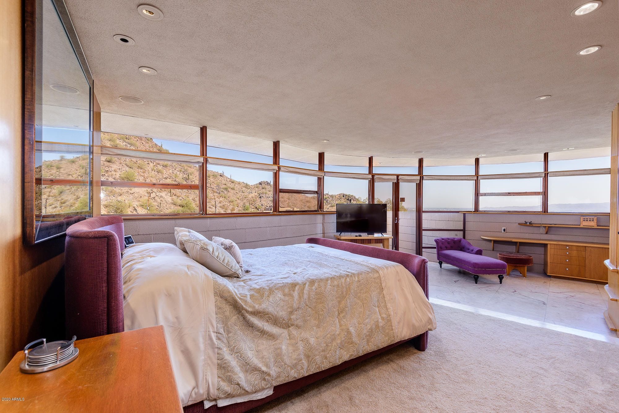 Die Schlafzimmer im Circle Sun House bieten einen weiten Blick auf die Berge und die Innenstadt von Phoenix