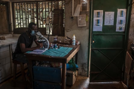 Cédric Kambere, ein kongolesischer Tierarzt, der eine Schlüsselrolle im Chimpanzee Conservation Center spielt