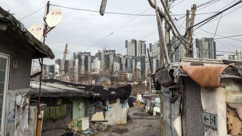Wohnhochhäuser in Gangnam überragen das Dorf Guryong in Seoul, Südkorea, am 24. November 2020.