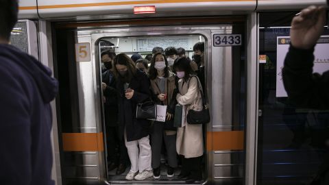 In öffentlichen Verkehrsmitteln und in Gesundheitseinrichtungen sind weiterhin Masken erforderlich, nachdem Südkorea sein Mandat für Innenmasken am 30. Januar 2023 gelockert hat.