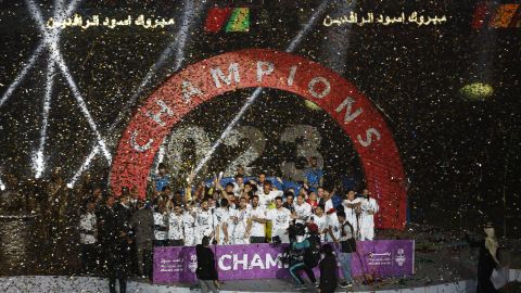 Irakische Spieler feiern ihren Sieg im Finale des 25. Arabian Gulf Cup gegen Oman am Donnerstag in Basra, Irak. 