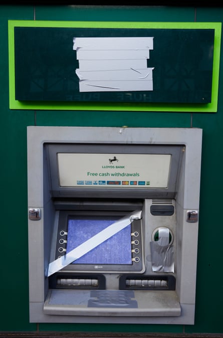 Der abgeklebte Geldautomat der stillgelegten Lloyds-Bankfiliale in Sandbach, die im Dezember 2022 geschlossen wurde.