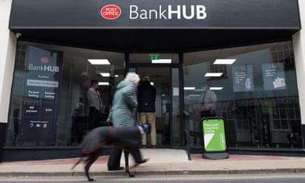 Eine Fußgängerin und ihr Hund vor dem Bankenzentrum in Rochford, Essex
