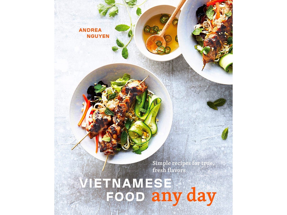 „Vietnamese Food Any Day“ von Andrea Nguyen Buchcover mit vietnamesischen Gerichten