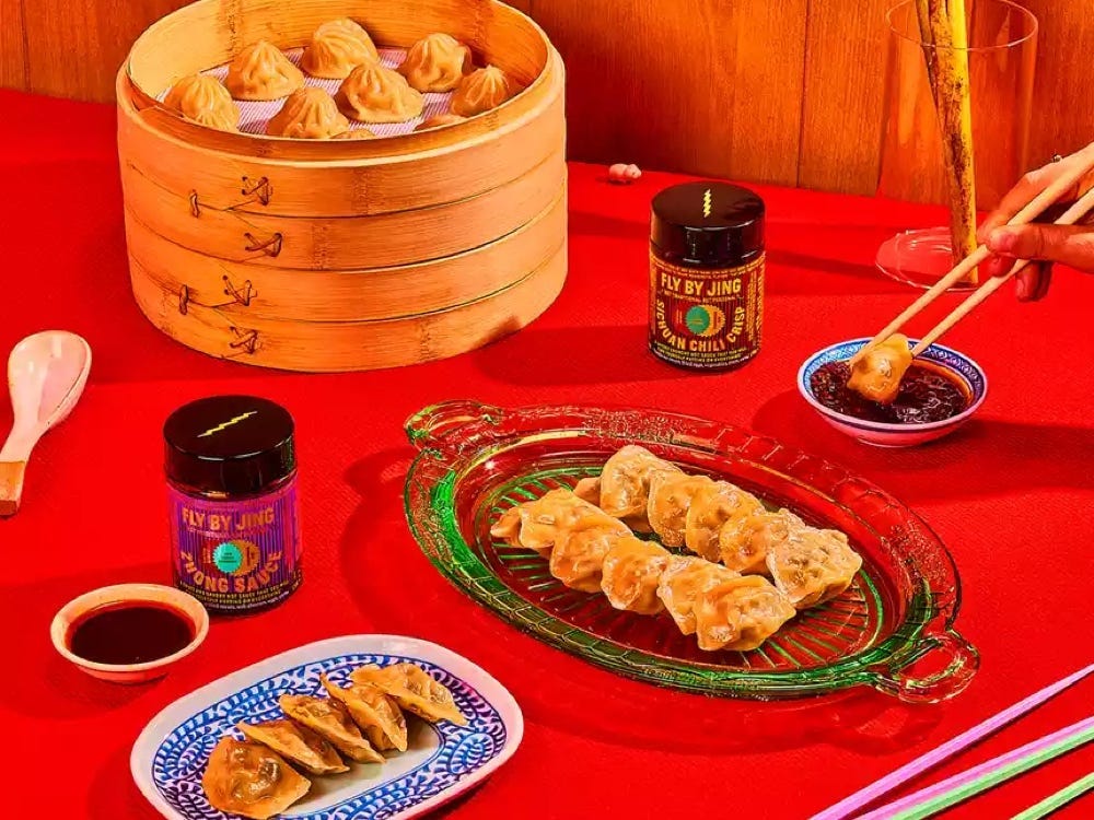 Ein Kit mit chinesischen Suppenknödeln und Chili-Crisp-Öl von Fly By Jing.