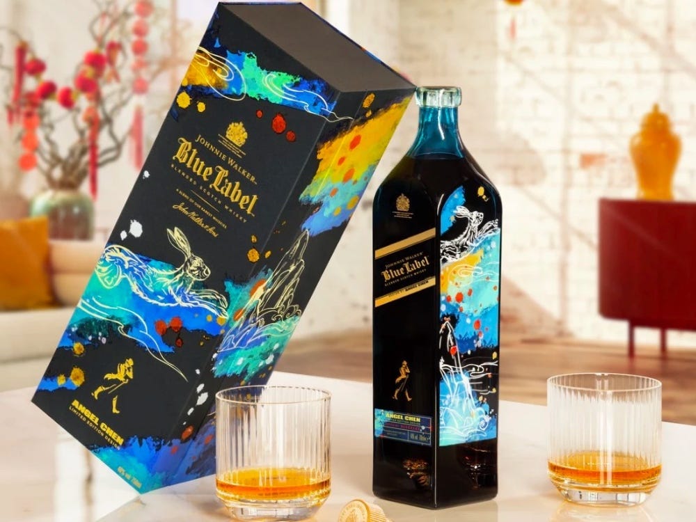 Eine Flasche Johnnie Walker Blue Label Blended Scotch Whisky in der limitierten Editionsbox „Year of the Rabbit“ zum Mondneujahr.