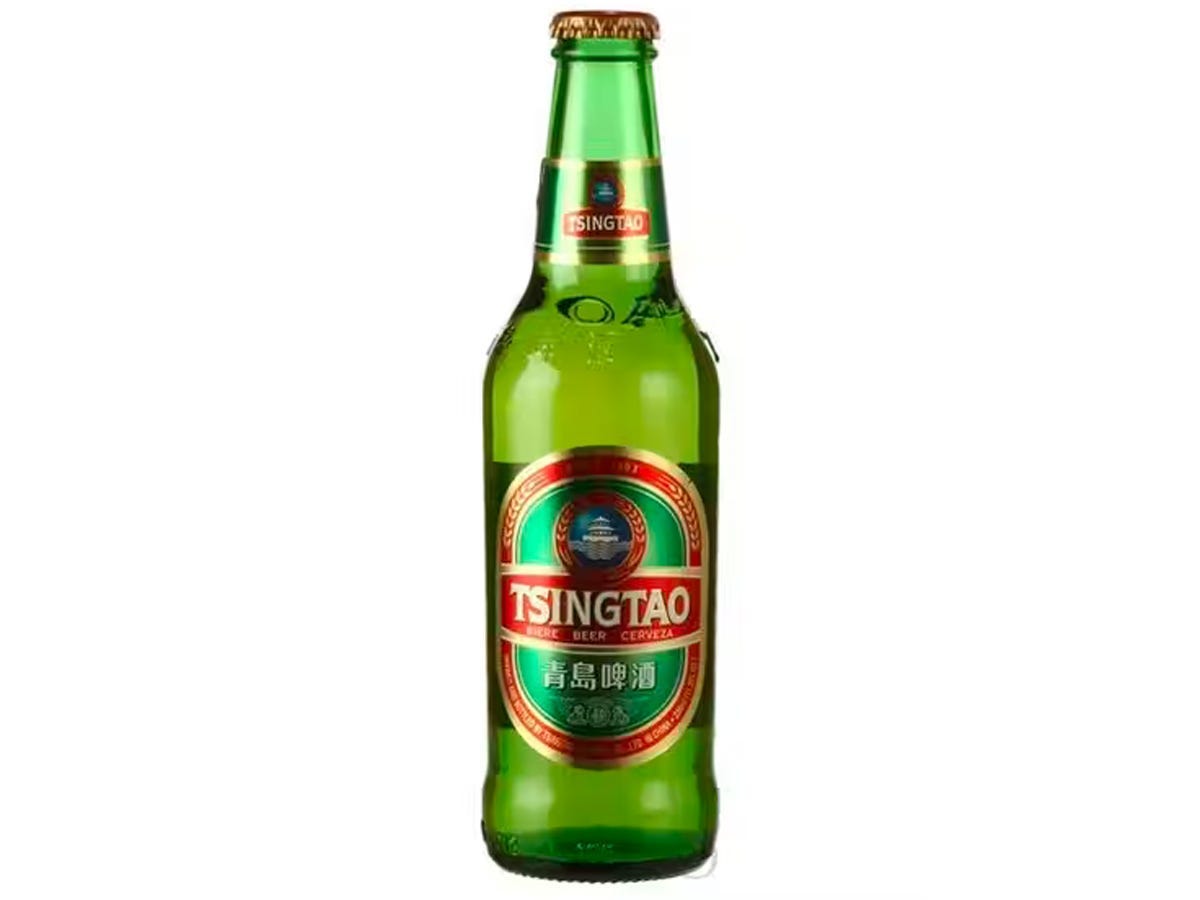 Grüne Bierflasche mit rotem, grünem und goldenem Etikett mit Text „Tsingtao“
