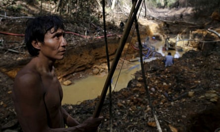 Ein Yanomami-Mann steht in der Nähe einer illegalen Goldmine.