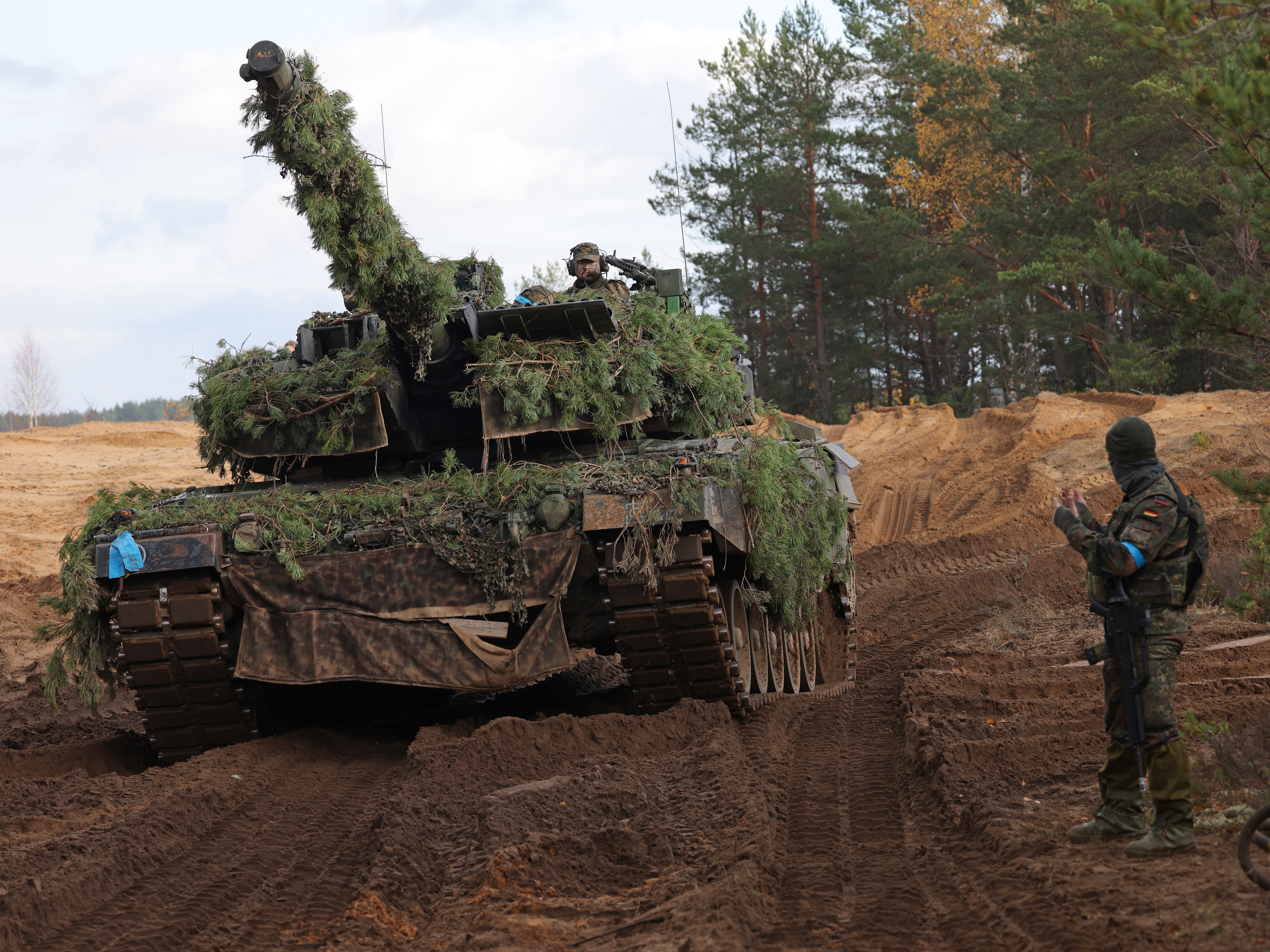 Ein Kampfpanzer Leopard 2A6 der Bundeswehr nimmt am 26. Oktober 2022 in Pabrade, Litauen, an den Militärübungen NATO Iron Wolf teil.
