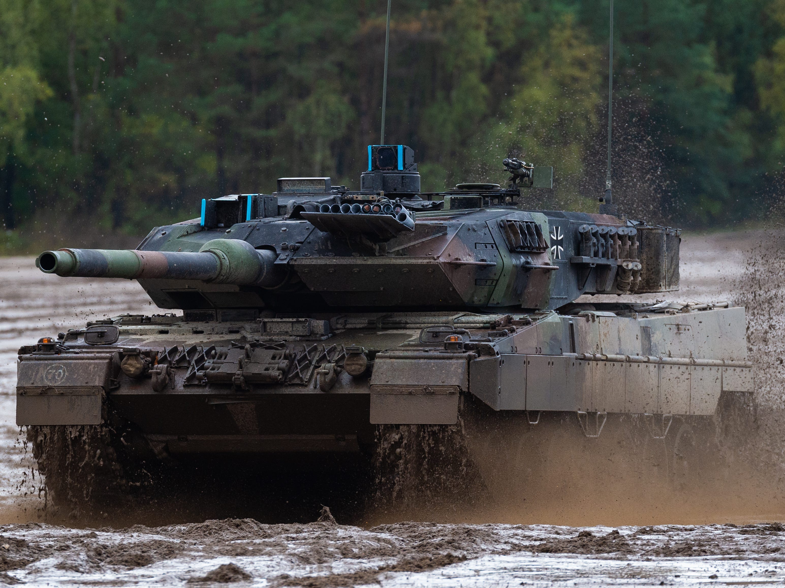 Ein Kampfpanzer Leopard 2A7 der Bundeswehr fährt 2019 während einer Trainingsübung