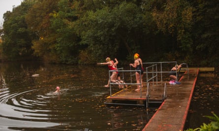 Eine wild schwimmende Frauengruppe erfrischt sich in den Teichen von Hampstead Heath.