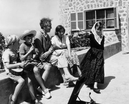 Robert Graves mit seiner zweiten Frau Beryl und Kindern vor ihrem Haus in Deià.
