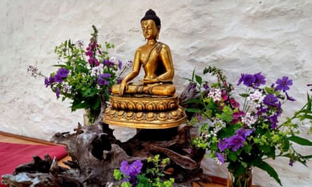 Buddha-Statue im Schreinraum