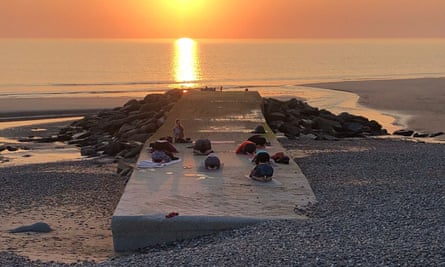 Yoga am Strand bei Sonnenuntergang