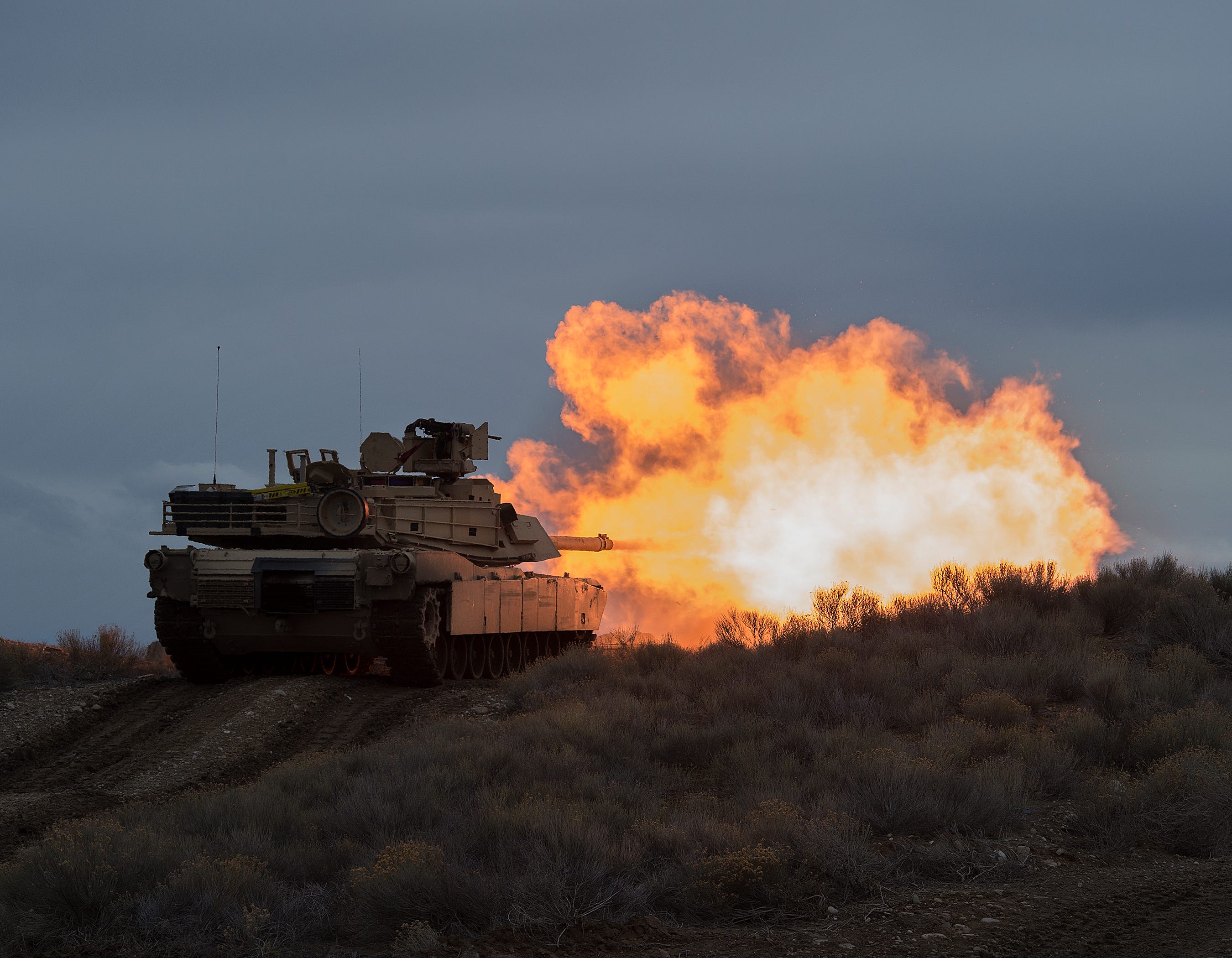 M1A2 Abrams Tanks von A Company, 2-116th Cavalry Brigade Combat Team (CBCT), Idaho Army National Guard führen Feldübungen im Orchard Combat Training Center (OCTC) durch.